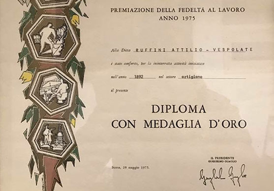 Adolfo insegna l’arte di lavorare il legno al figlio Attilio